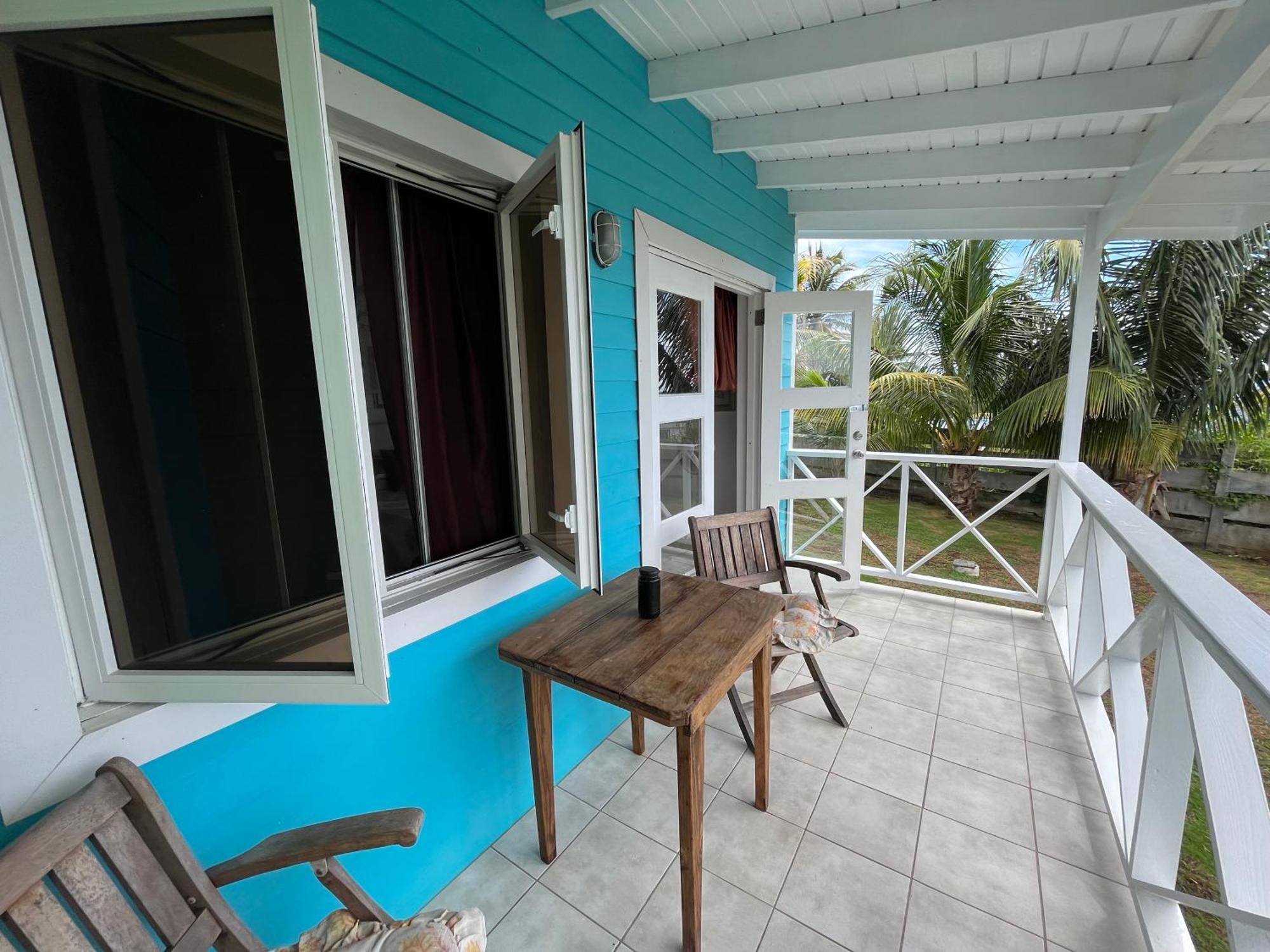 Waves Villa Guesthouse كينغستاون المظهر الخارجي الصورة