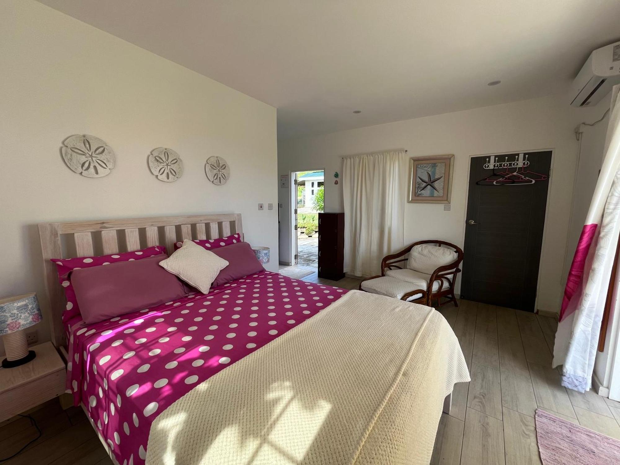 Waves Villa Guesthouse كينغستاون المظهر الخارجي الصورة