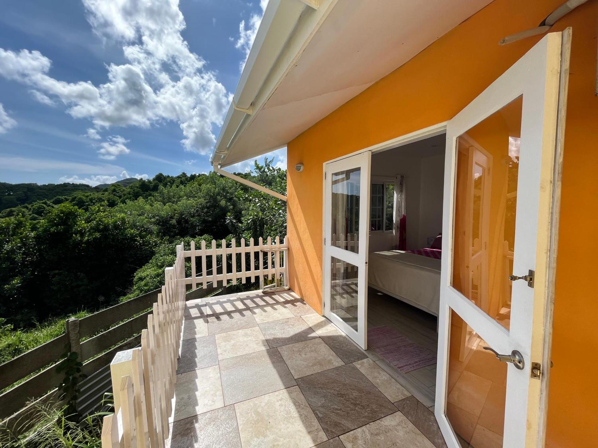 Waves Villa Guesthouse كينغستاون المظهر الخارجي الصورة