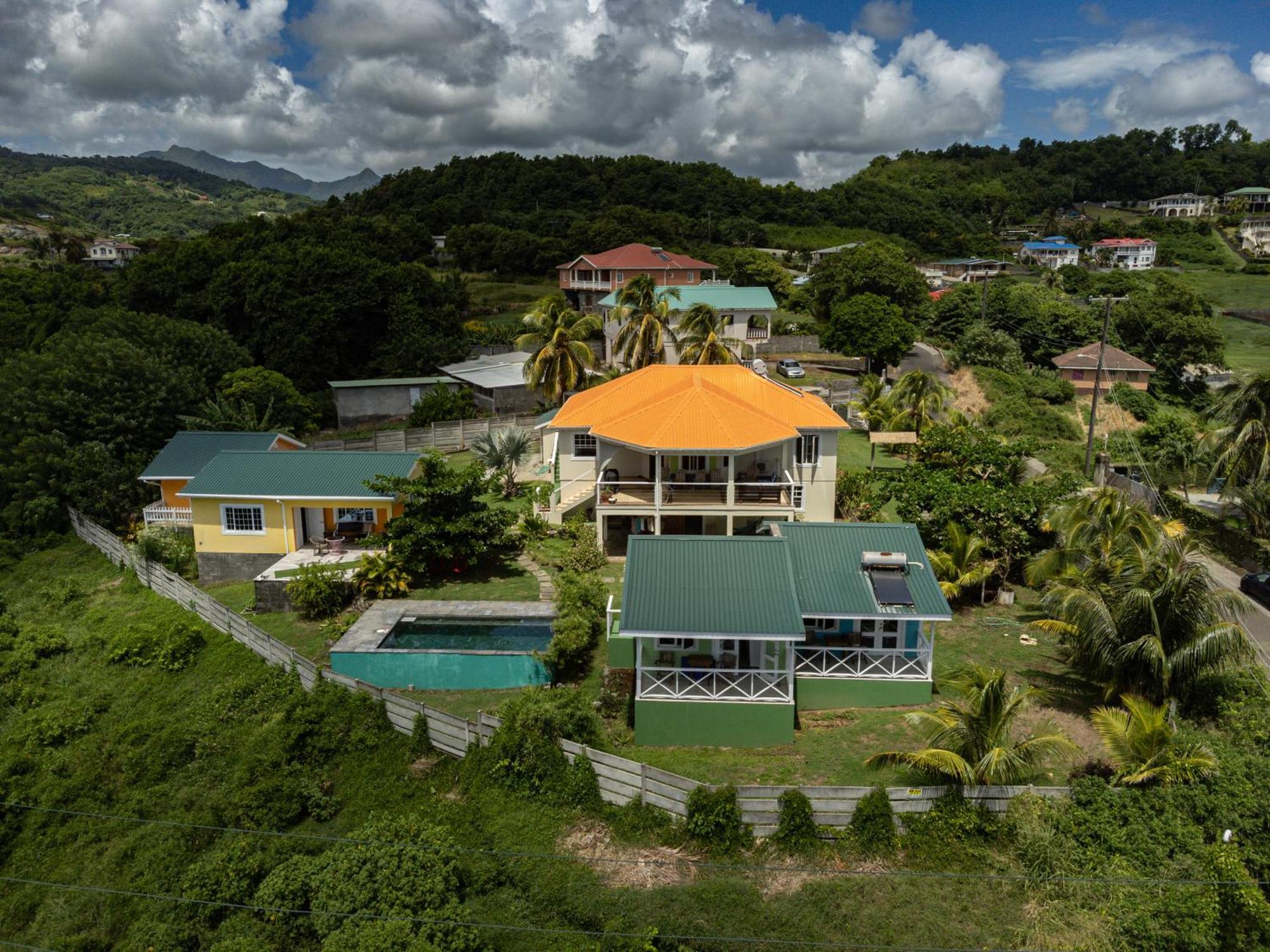Waves Villa Guesthouse كينغستاون المظهر الخارجي الصورة