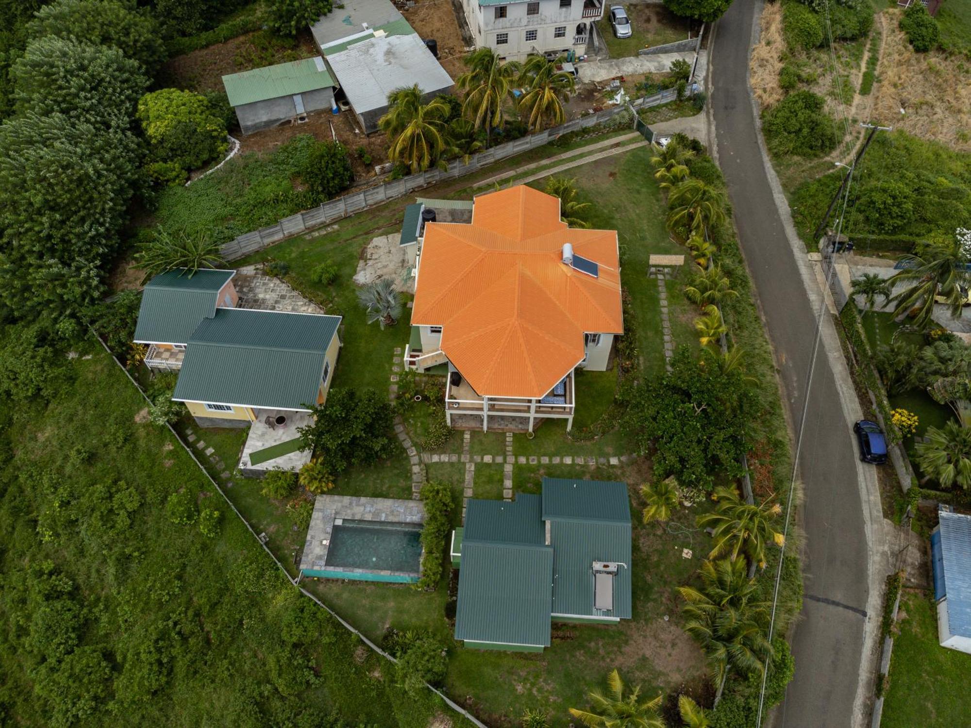 Waves Villa Guesthouse كينغستاون المظهر الخارجي الصورة